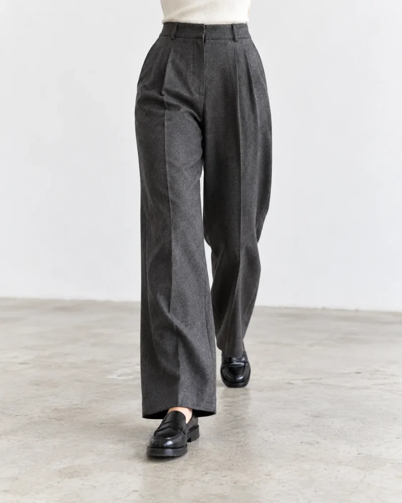 Pantalón de pinzas gris de pierna ancha